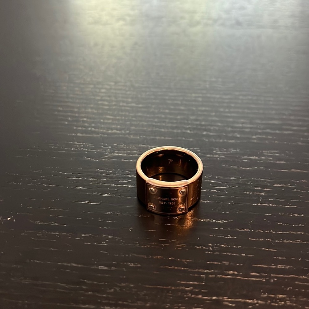 Michael Kors est1981 ring